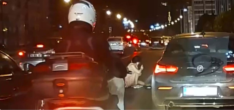 E-5'te korku dolu anlar! Korsan taksici kadını araçtan yola attı - Resim: 1