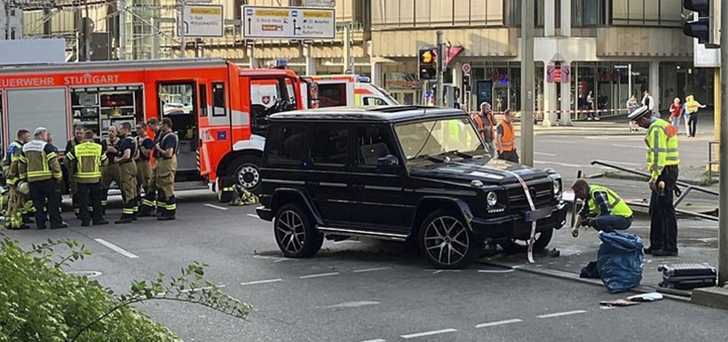 Almanya'nın Stuttgart kentinde bir araç kalabalığın arasına daldı - Resim : 1