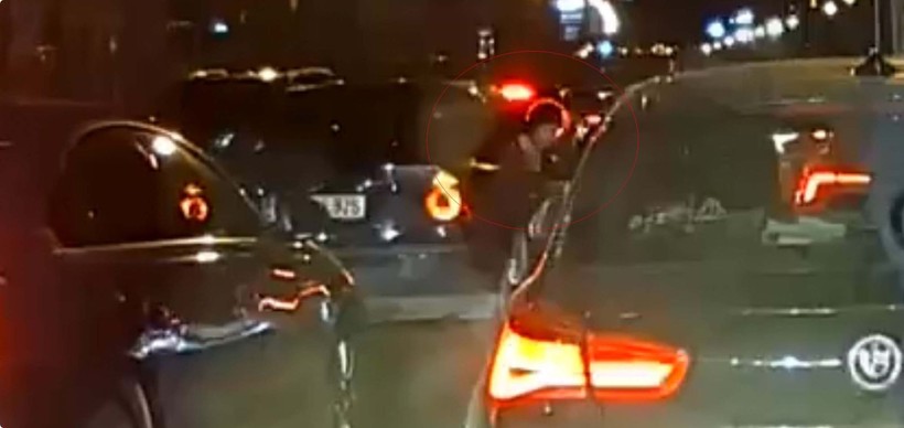 E-5'te korku dolu anlar! Korsan taksici kadını araçtan yola attı - Resim: 5