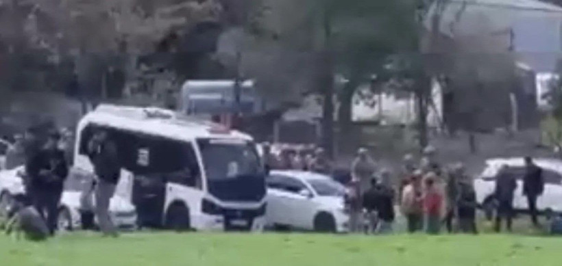 Diyarbakır'da muhtarlık kavgasında kan aktı! Taş, silah ve sopayla saldırdılar - Resim: 9
