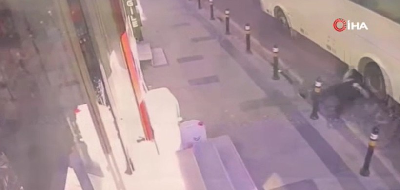İstanbul'da kan donduran ölüm! Fenalaşıp yola düştü, üzerinden servis geçti: O anlar kamerada - Resim: 6