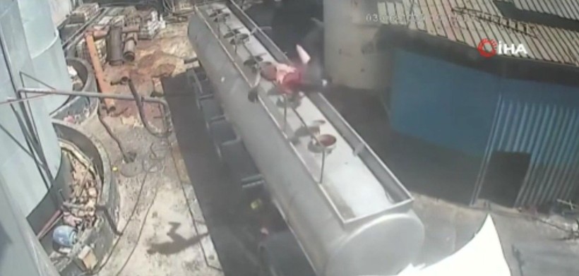 Ağzında sigarayla açtığı tanker kapağı bomba gibi patladı! O anlar kamerada - Resim: 3
