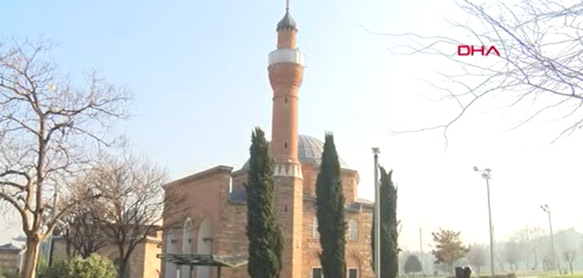 Bursa Osmangazi'de cami imamı engelli bir çocuğu cemaatin içine alarak hem çocuğu sevindirdi hem de görenlere örnek oldu - Resim : 1