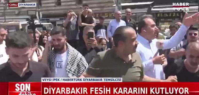 PKK'nın kendini fesih kararı Diyarbakır'da halaylarla kutlandı - Resim: 8
