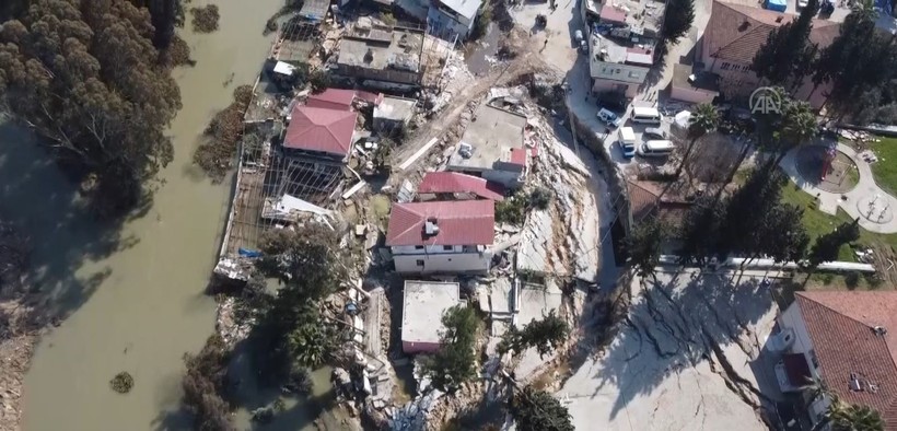 Hatay'da deprem nedeniyle Demirköprü Mahallesi 4 metre kaydı! Müstakil evler Asi Nehrine sürüklendi - Resim: 3