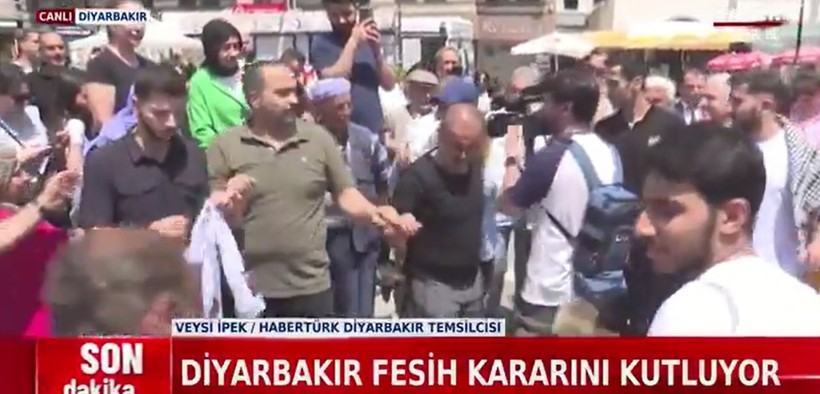 PKK'nın kendini fesih kararı Diyarbakır'da halaylarla kutlandı - Resim: 6
