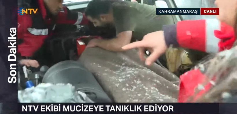 Son dakika deprem haberleri... Küçük Zehra enkaz altından kurtarıldı! O anlar canlı yayına yansıdı - Resim: 1
