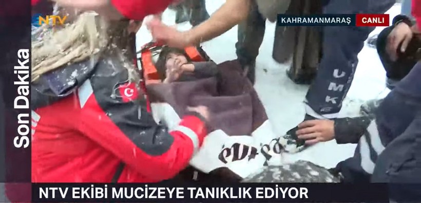 Son dakika deprem haberleri... Küçük Zehra enkaz altından kurtarıldı! O anlar canlı yayına yansıdı - Resim: 3
