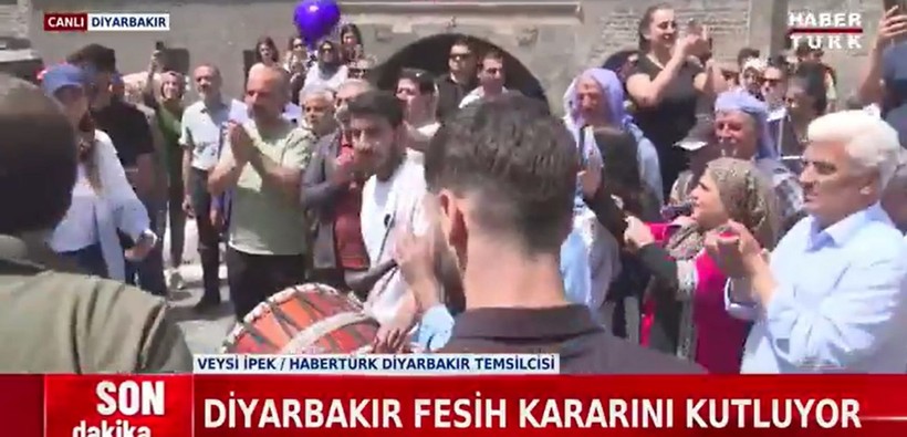 PKK'nın kendini fesih kararı Diyarbakır'da halaylarla kutlandı - Resim: 9