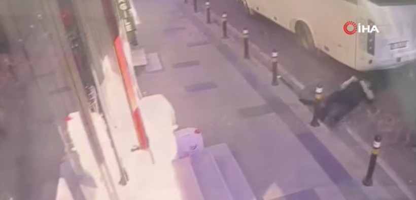 İstanbul'da kan donduran ölüm! Fenalaşıp yola düştü, üzerinden servis geçti: O anlar kamerada - Resim: 3