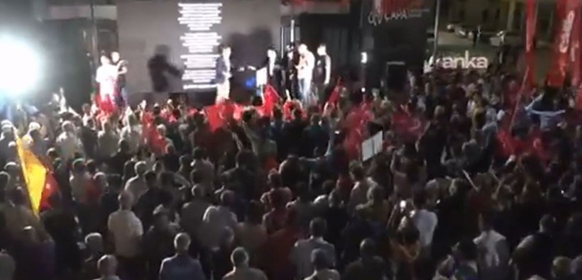 CHP Grup Başkanvekili Murat Emir sahneden inerken düştü! O anlar kamerada - Resim: 7