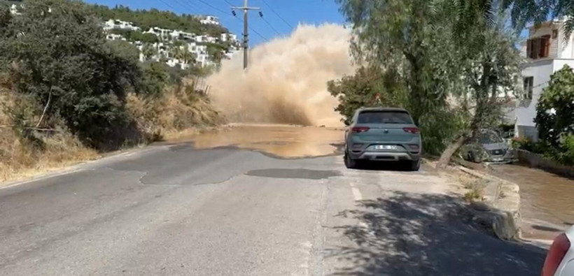 Muğla'da bilindik manzara: Bodrum'da ana su isale hattı patladı, tonlarca su aktı - Resim: 4