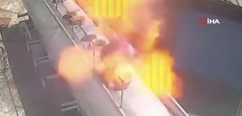 Ağzında sigarayla açtığı tanker kapağı bomba gibi patladı! O anlar kamerada - Resim: 1