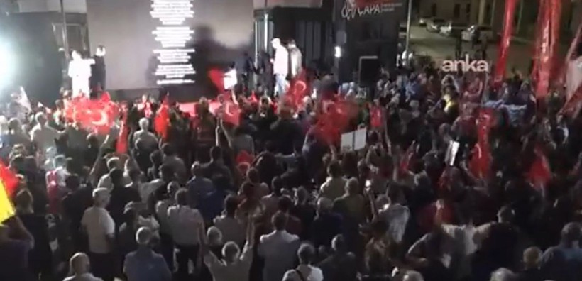 CHP Grup Başkanvekili Murat Emir sahneden inerken düştü! O anlar kamerada - Resim: 6