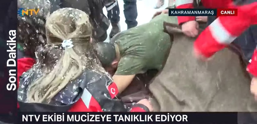 Son dakika deprem haberleri... Küçük Zehra enkaz altından kurtarıldı! O anlar canlı yayına yansıdı - Resim: 4