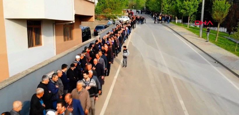 Bursa'da kıskandıran gelenek! Bin kişi bayramlaşma sırasına girdi - Resim: 1