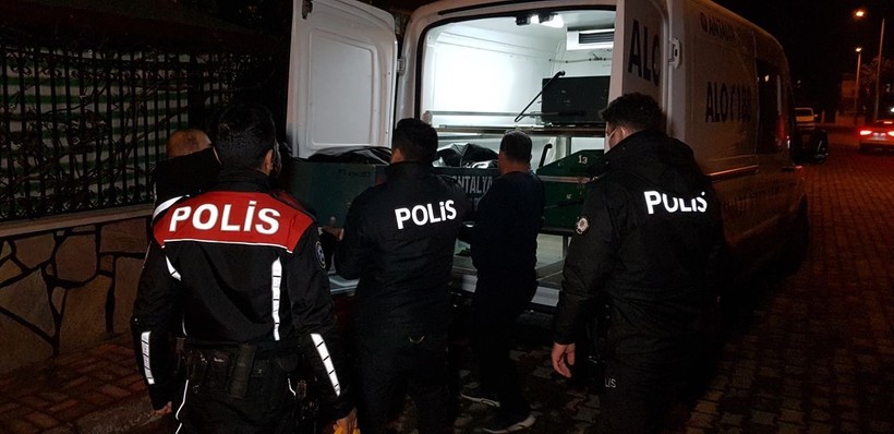 Antalya'da topu metruk binaya kaçan çocuklar karşılaştıkları şeyle şoka uğradı! Yıllardır sahipsiz olan evden çürümüş ceset çıktı - Resim: 3