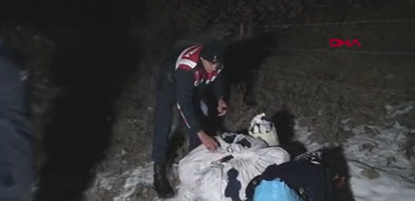 Depremzede ailenin aracı şarampole devrildi - Resim: 4