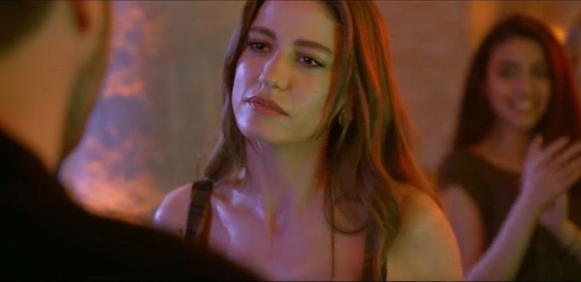 Aile dizisinin Devin'i Serenay Sarıkaya'nın 'Yaramızda Kalsın' şarkısını söylediği anlar yıktı geçti! Sosyal medyada gündem oldu: Serenay bu dünyaya vip gelmiş - Resim: 9