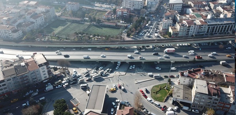 Esenler'deki üst geçit parçalanıyor! Paslı demir görüntüsünün ortaya çıktığı üst geçit vatandaşlara endişe veriyor - Resim: 11