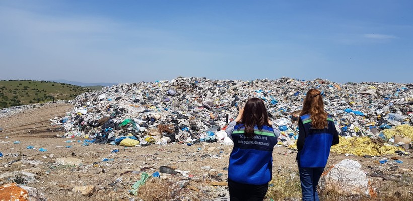 Vahşi depolama yapan İzmir Büyükşehir Belediyesi'ne 3.7 milyon TL ceza - Resim : 1