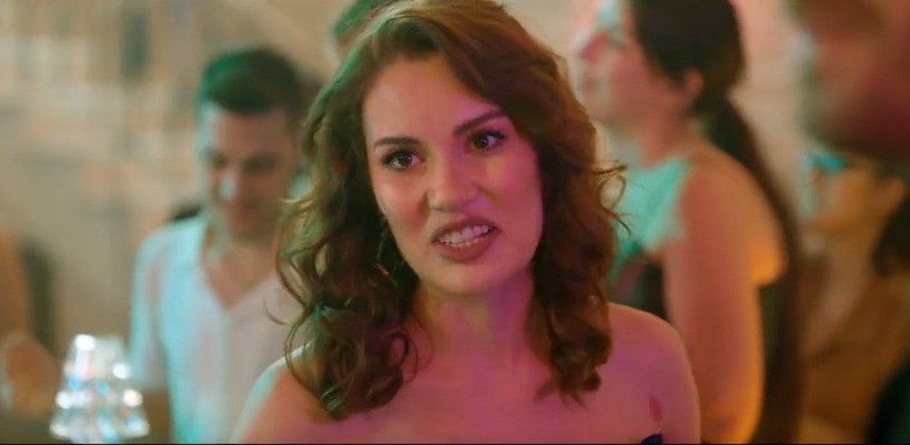Aile dizisinin Devin'i Serenay Sarıkaya'nın 'Yaramızda Kalsın' şarkısını söylediği anlar yıktı geçti! Sosyal medyada gündem oldu: Serenay bu dünyaya vip gelmiş - Resim: 5