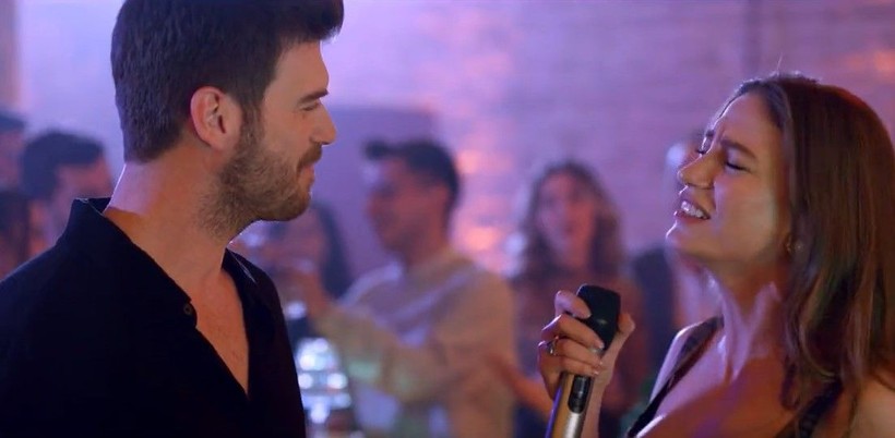 Aile dizisinin Devin'i Serenay Sarıkaya'nın 'Yaramızda Kalsın' şarkısını söylediği anlar yıktı geçti! Sosyal medyada gündem oldu: Serenay bu dünyaya vip gelmiş - Resim: 7