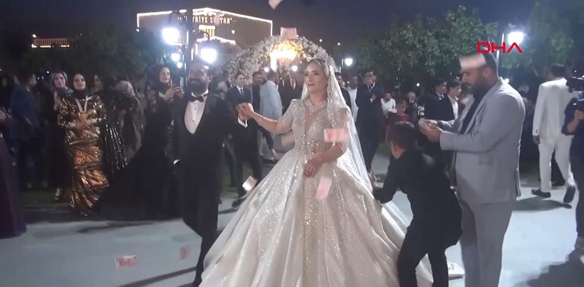 Bir aşiret düğünü klasiği! Geline 15 milyonluk altın takıldı, paralar başlarında uçuştu - Resim: 2
