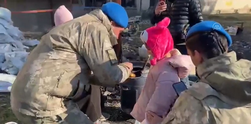 Mehmetçik, depremde annesini kaybeden minik kızın doğum gününü kutladı - Resim : 3