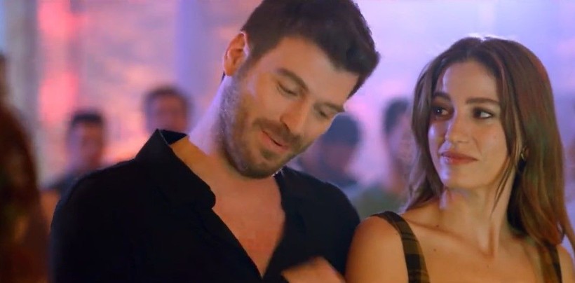 Aile dizisinin Devin'i Serenay Sarıkaya'nın 'Yaramızda Kalsın' şarkısını söylediği anlar yıktı geçti! Sosyal medyada gündem oldu: Serenay bu dünyaya vip gelmiş - Resim: 8