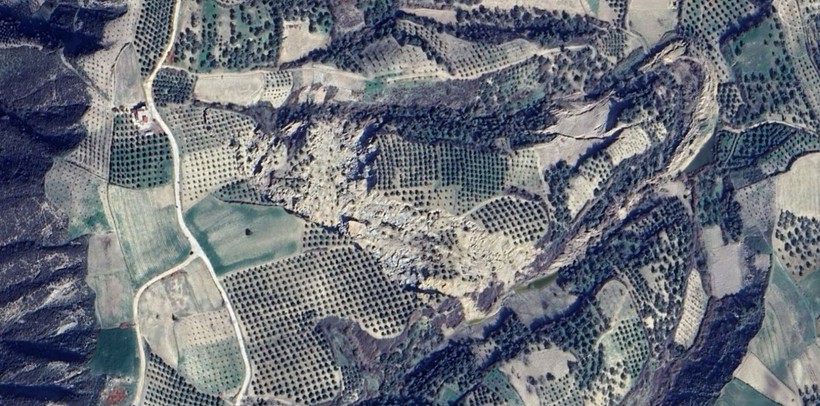 Hatay’daki 500 metrelik dev yarık uzaydan gözüküyor - Resim: 2