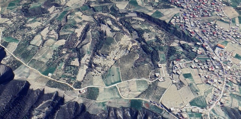 Hatay’daki 500 metrelik dev yarık uzaydan gözüküyor - Resim: 1