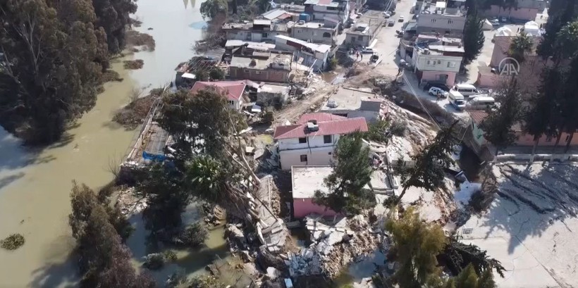 Hatay'da deprem nedeniyle Demirköprü Mahallesi 4 metre kaydı! Müstakil evler Asi Nehrine sürüklendi - Resim: 5