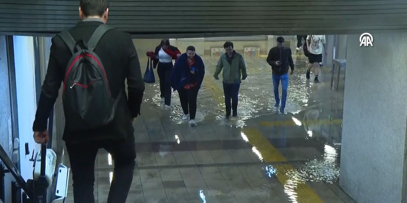 Başkent'i sağanak vurdu! Metroyu su bastı, merdivenler şelaleye döndü - Resim: 10