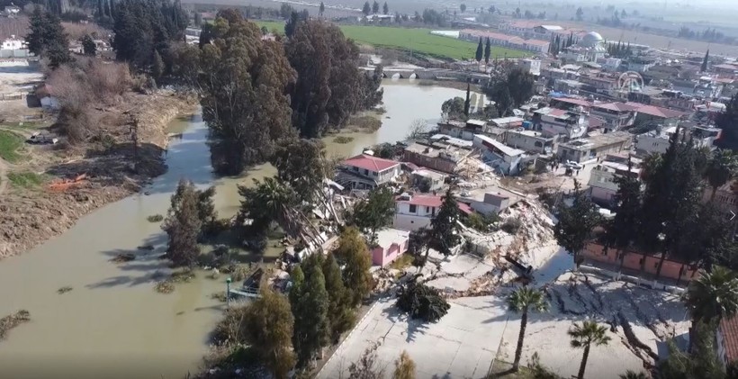Hatay'da deprem nedeniyle Demirköprü Mahallesi 4 metre kaydı! Müstakil evler Asi Nehrine sürüklendi - Resim: 2