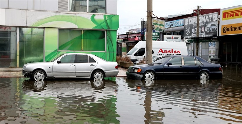 Karadeniz'i sel vurdu! Samsun'da hayat durdu - Resim: 1