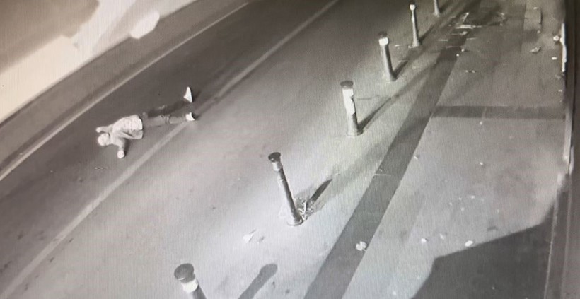 Bayrampaşa’da yolun ortasına yatan alkollü adama otomobil çarptı: O anlar güvenlik kamerasında - Resim : 1
