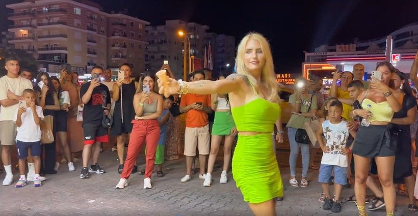 Çılgın dondurmacının sarışın kadınla dansı binlerce izlenme aldı! İşte Çılgın Dondurmacı'nın yeşil elbiseli kadınla sosyal medyanın gündemine oturan dansı - Resim: 2