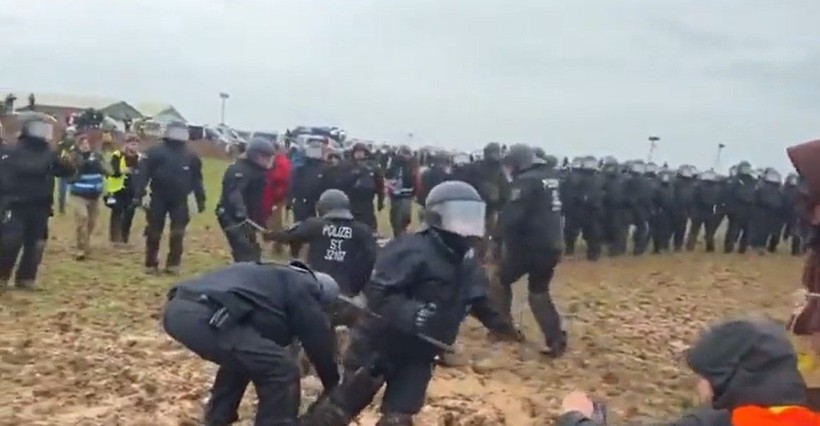 Protestoculara müdahale etmek isteyen Alman polisi çamura saplandı! Görüntüler sosyal medyada viral oldu - Resim: 4