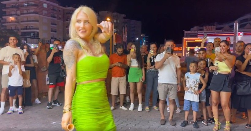 Çılgın dondurmacının sarışın kadınla dansı binlerce izlenme aldı! İşte Çılgın Dondurmacı'nın yeşil elbiseli kadınla sosyal medyanın gündemine oturan dansı - Resim: 3