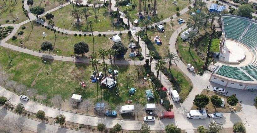 Depremden sonra evlerine giremeyen Adanalılar parka yerleşti - Resim: 1