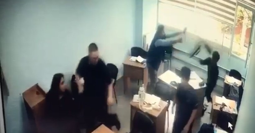 Sınıfta bıçaklı dehşet: Öğrenciye saldırı anı kamerada - Resim : 1