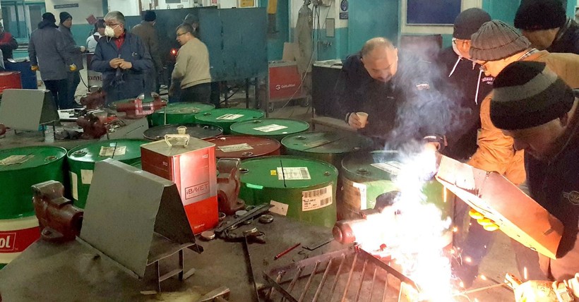 Balıkesir'in meslek lisesi öğretmenleri ve teknisyenleri depremzedeler için soba üretmeye başladı - Resim: 2