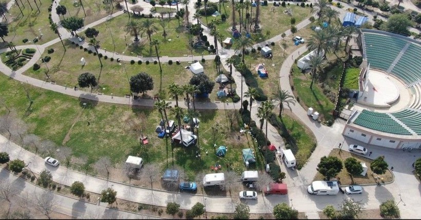 Depremden sonra evlerine giremeyen Adanalılar parka yerleşti - Resim: 13