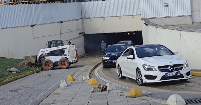 Kadıköy’de kazı sırasında su borusu patladı; AVM otoparkını su bastı - Resim : 2