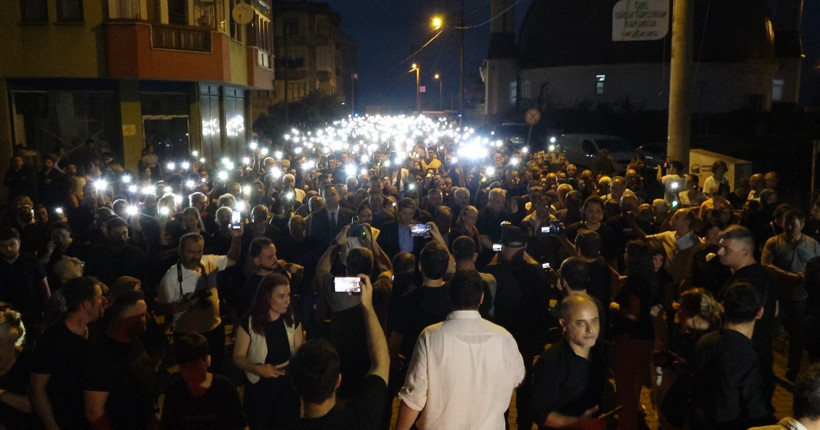 Yüzlerce kadın boşanma aşamasındaki kocasının katlettiği Sinem için 'ışıklı' yürüyüş düzenledi - Resim : 3