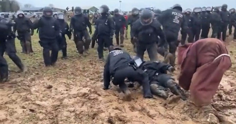 Protestoculara müdahale etmek isteyen Alman polisi çamura saplandı! Görüntüler sosyal medyada viral oldu - Resim: 6