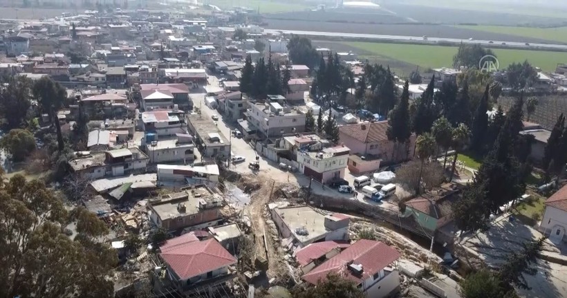 Hatay'da deprem nedeniyle Demirköprü Mahallesi 4 metre kaydı! Müstakil evler Asi Nehrine sürüklendi - Resim: 1