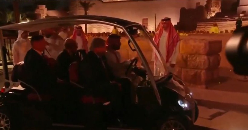 Prens Selman şoför koltuğunda! Misafiri Donald Trump'ı golf arabasıyla yemeğe çıkardı - Resim: 7