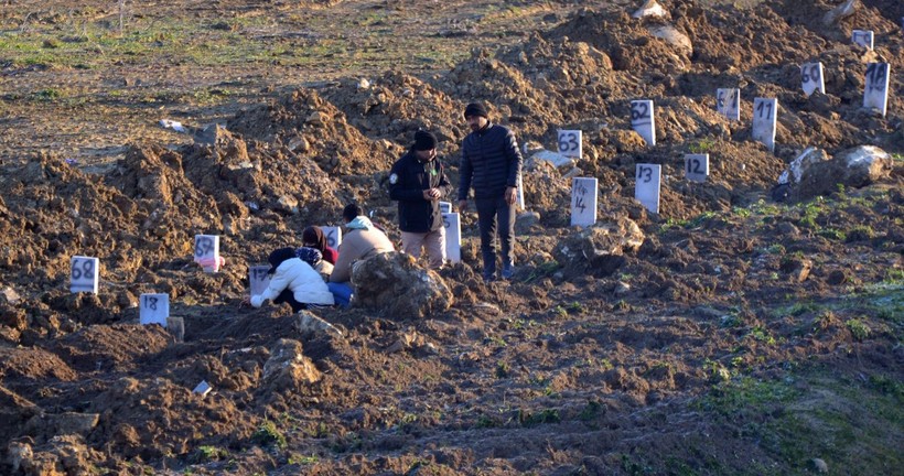 Hatay'ın Antakya ilçesinde deprem mezarlığı oluşturuldu: Cenazeler numaralandırılarak defnediliyor - Resim: 10